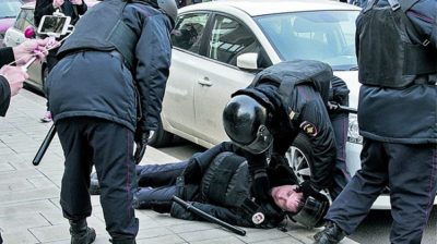 Ресейдегі митинг: полицияны бір соққысымен есінен тандырған «бала»