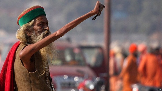 Үндістандық Амар Бхарати 1973­-жылдан бері қолын көтерген күйі келеді