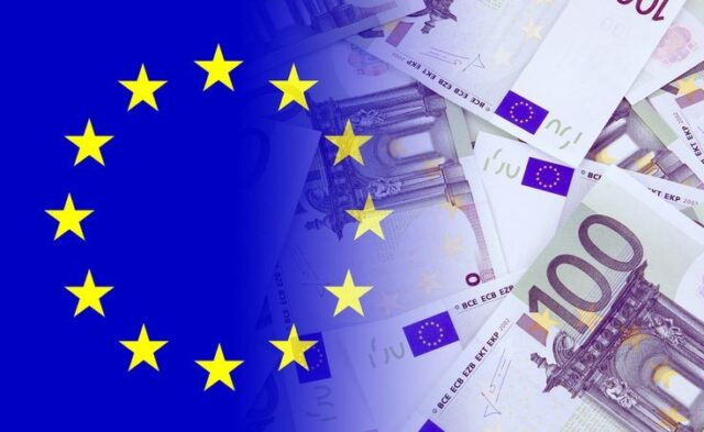 Еуропада қолма-қол ақша ұстаушылардың үлесі азайып барады Еуропада қолма-қол ақша ұстаушылардың үлесі азайып барады