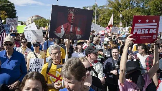 АҚШ: миллиондаған адам Трампқа қарсы наразылыққа шықты