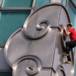 Экстремал А. Хоннолд 101 қабатты ғимараттың үстіне арқансыз шықты