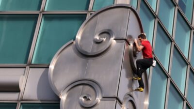 Экстремал А. Хоннолд 101 қабатты ғимараттың үстіне арқансыз шықты Экстремал А. Хоннолд 101 қабатты ғимараттың үстіне арқансыз шықты